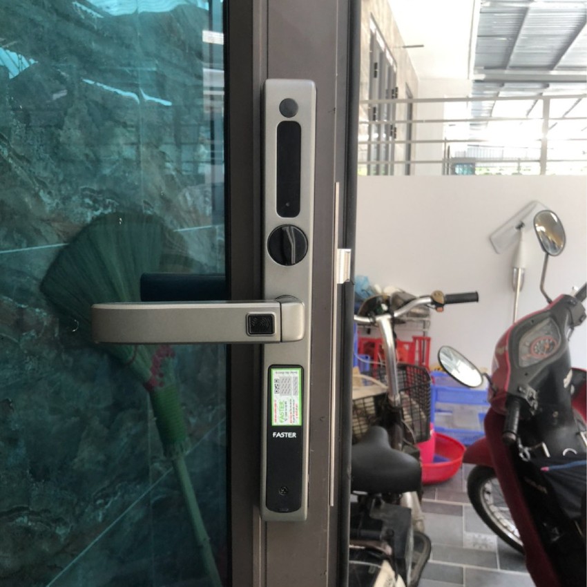 Lắp khóa vân tay cửa nhôm Xingfa cho khách hàng tại Hà Nội