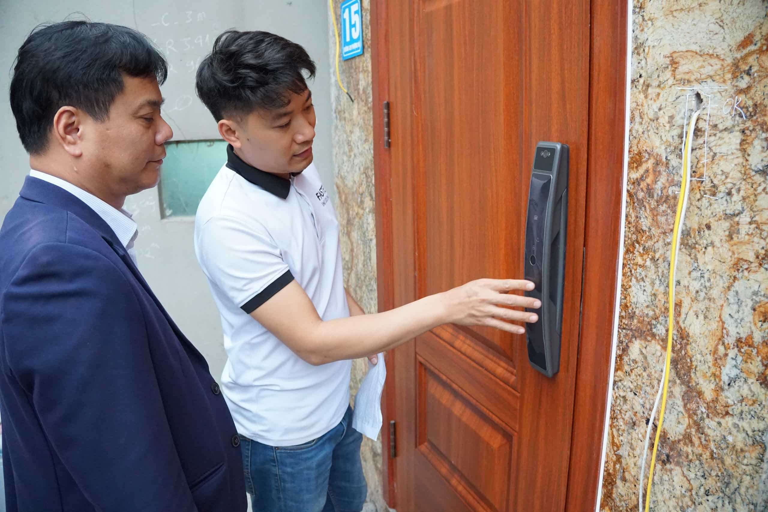 hướng dẫn cài đặt khóa cửa nhận diện khuôn mặt từ đội ngũ Faster