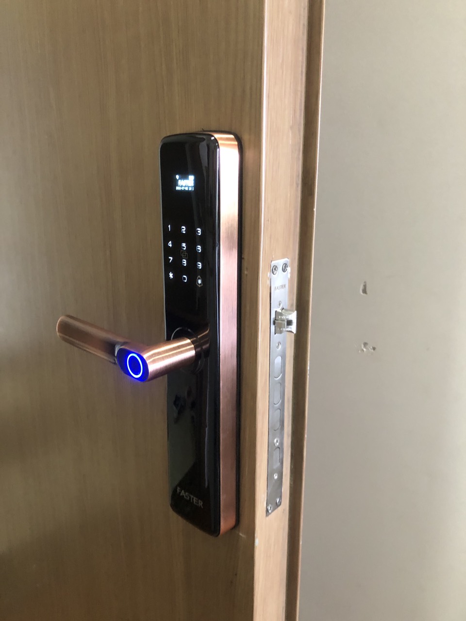  khóa cửa thông minh cửa gỗ