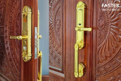 Khóa cửa đại sảnh